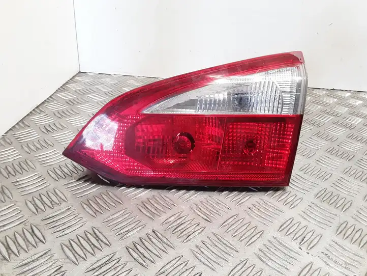 Ford Focus (2011 - 2015) BM5113A602B Задний фонарь в крышке багажника — фото 1