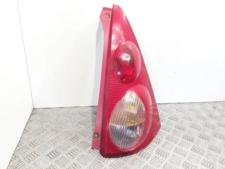 Peugeot 107 (2005 - 2008) 815500H040 Задний фонарь в кузове — фото 1