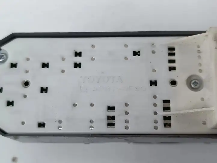 Toyota Prius c (2012 - 2015) 192835 Кнопка стеклоподъемников — фото 2