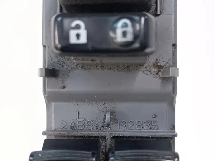 Toyota Prius c (2012 - 2015) 192835 Кнопка стеклоподъемников — фото 4