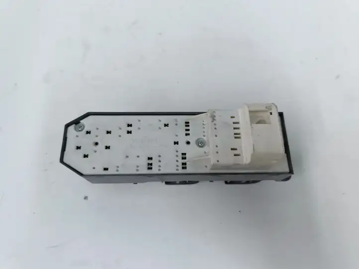 Toyota Prius c (2012 - 2015) 192835 Кнопка стеклоподъемников — фото 5