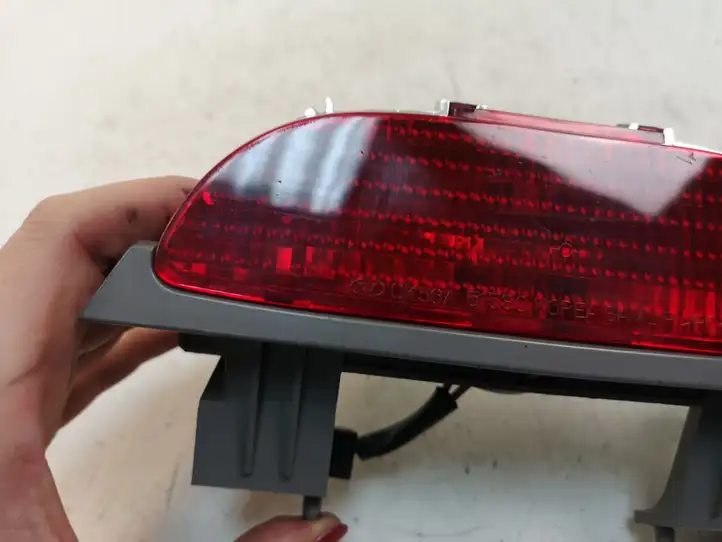Kia Carnival (2002 - 2006) 0K56A51580 Дополнительный стоп фонарь — фото 3