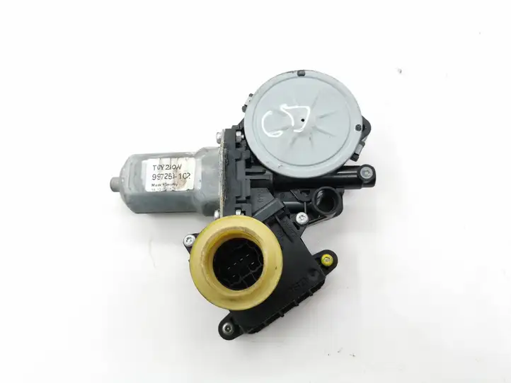 Toyota Corolla Verso AR10 (2004 - 2009) 698300F020 Стеклоподъемник задней двери — фото 1