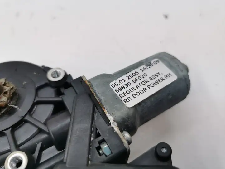 Toyota Corolla Verso AR10 (2004 - 2009) 698300F020 Стеклоподъемник задней двери — фото 4