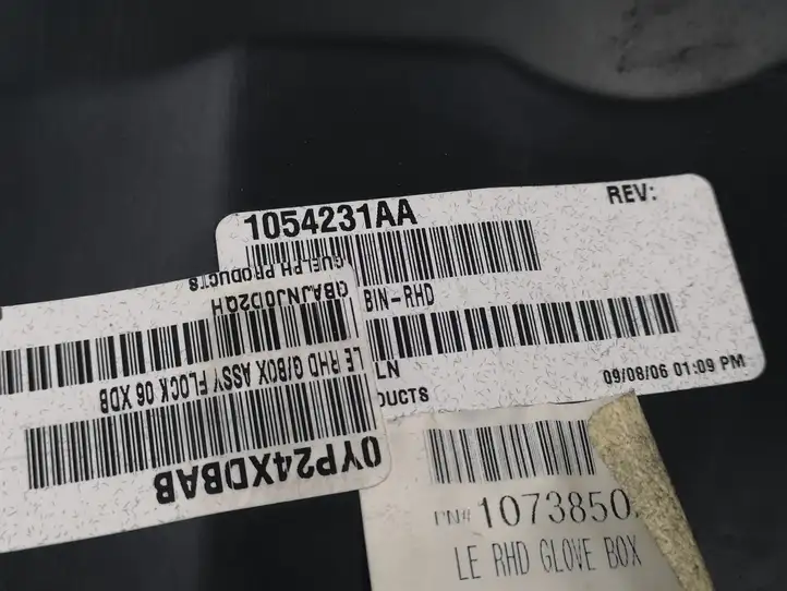 Chrysler 300 - 300C (2005 - 2011) 1054231AA Вещевой ящик — фото 8