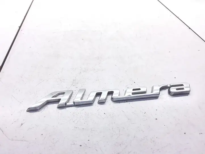 Nissan Almera N16 (2000 - 2010) Эмблема производителя — фото 1