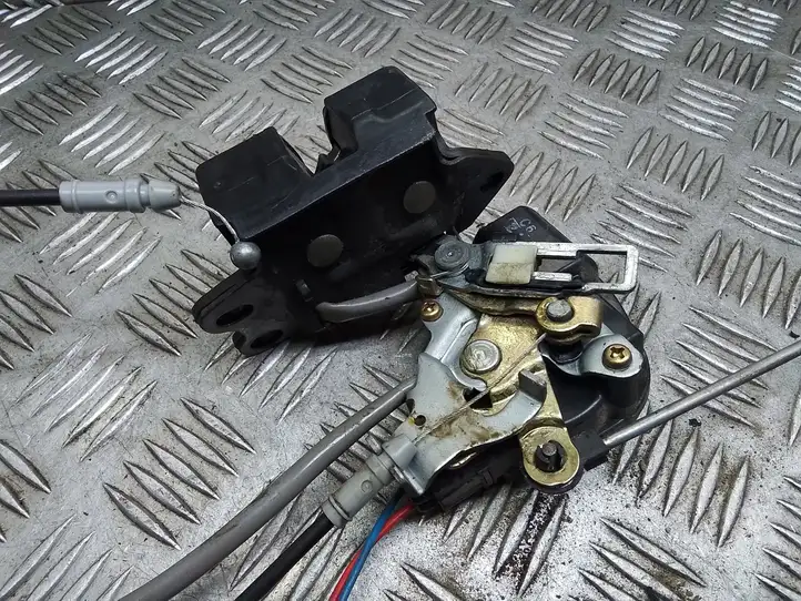 Toyota Corolla Verso E121 (2001 - 2004) 1015283000 Замок крышки багажника — фото 2