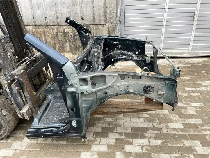 Toyota Land Cruiser (J150) (2009 - ) Передняя часть кузова — фото 3
