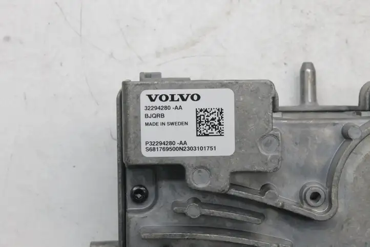 Volvo XC40 (2017 - ) 32294280 Камера в лобовом стекле — фото 9