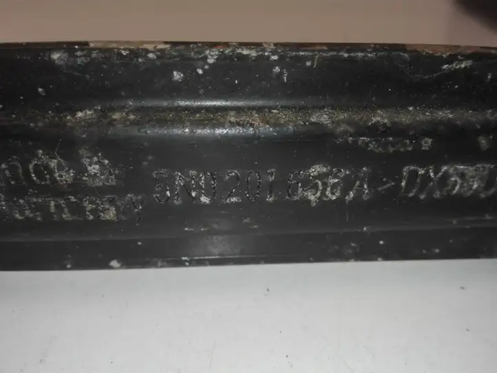 (2014 - 2018) 5N0201656A Кронштейн топливного бака — фото 2