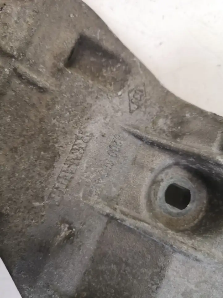 Nissan Qashqai (2010 - 2013) 8200660495 Кронштейн генератора — фото 3