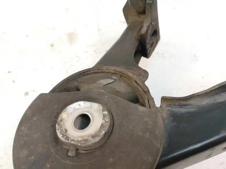 Toyota Corolla Verso AR10 (2004 - 2009) Опора двигателя — фото 2