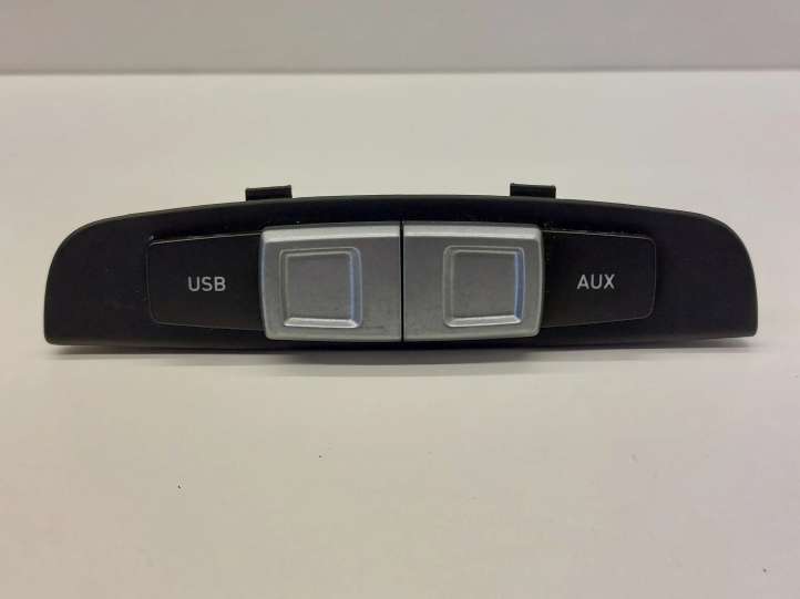 1P0857563 Seat Leon (1P) USB jungtis