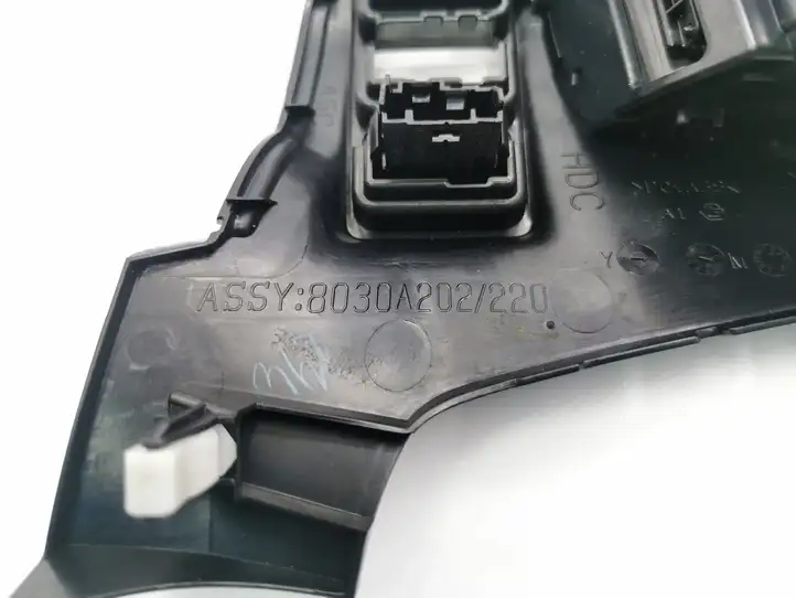 Mitsubishi Outlander (2012 - 2014) 8030A202 Боковой воздушный дефлектор — фото 9