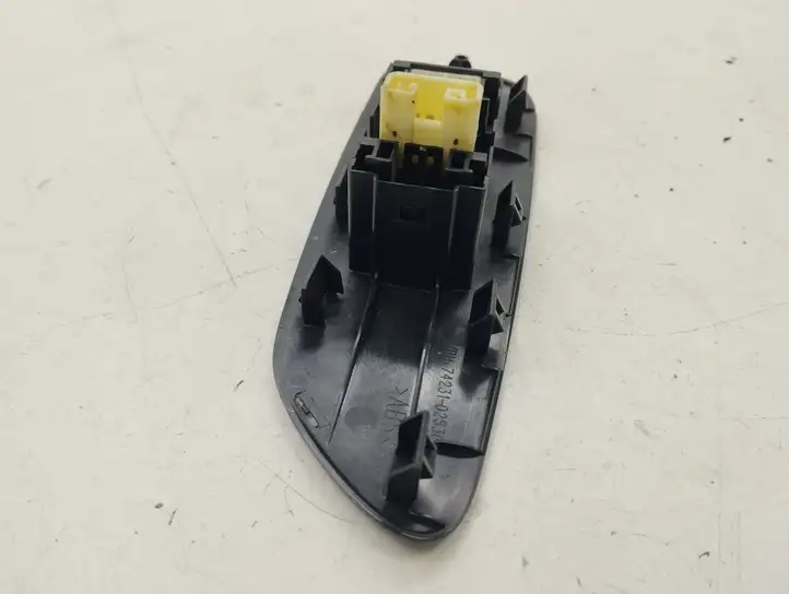 Toyota Auris 150 (2006 - 2012) 7423102530 Блок кнопок стеклоподъемников — фото 4