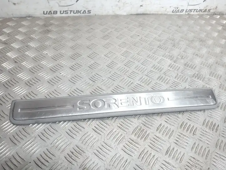 Kia Sorento (2002 - 2006) 858873E000 Внутренняя отделка переднего порога — фото 1