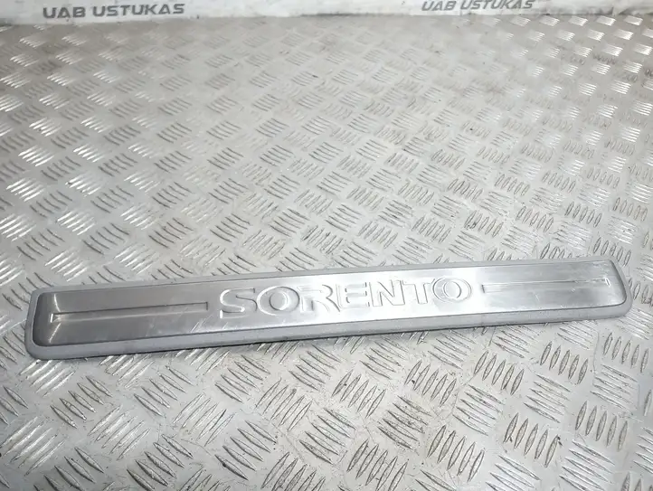 Kia Sorento (2002 - 2006) 858863E000 Внутренняя отделка переднего порога — фото 1