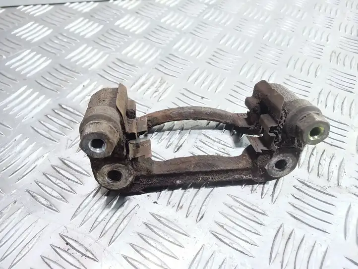 Kia Soul (2008 - 2011) Скоба заднего тормозного суппорта — фото 1
