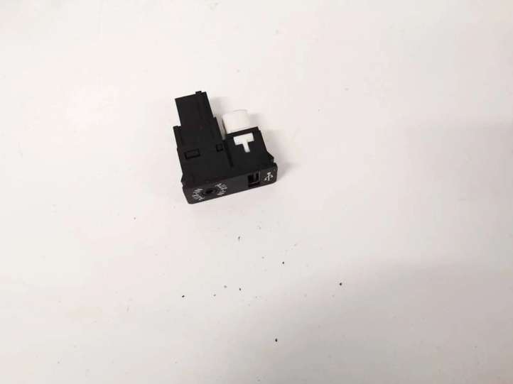 8410922924701 BMW 3 F30 F35 F31 USB jungtis