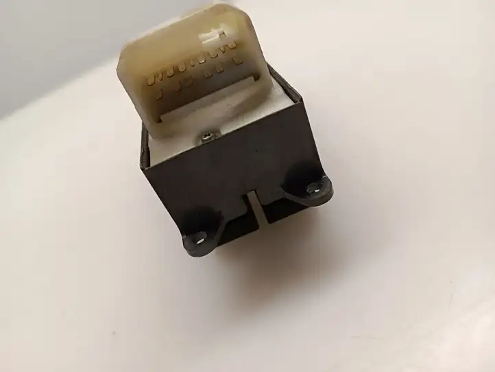 Toyota Yaris (2012 - 2014) 192835 Блок кнопок стеклоподъемников — фото 3