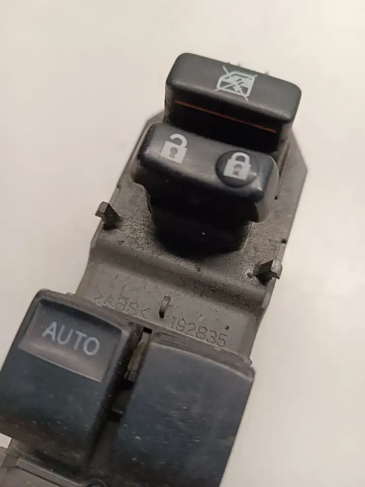 Toyota Yaris (2012 - 2014) 192835 Блок кнопок стеклоподъемников — фото 5