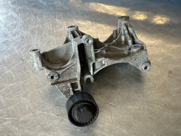 Nissan Qashqai (2013 - 2017) 117105124R Кронштейн генератора — фото 1