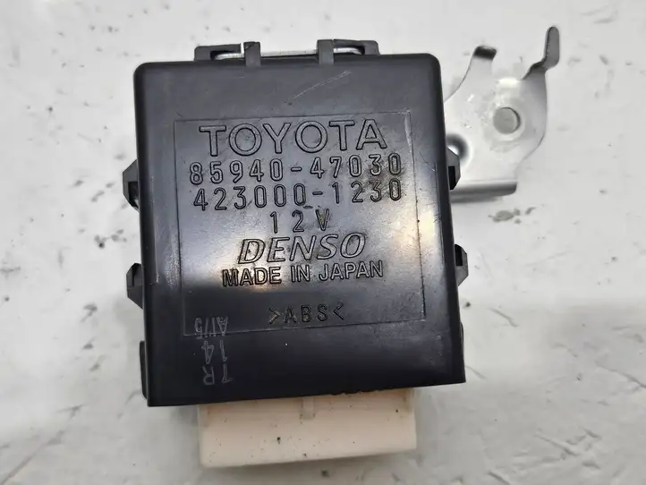 Toyota Prius (XW30) (2009 - 2015) 8594047030 Реле стеклоочистителей — фото 3