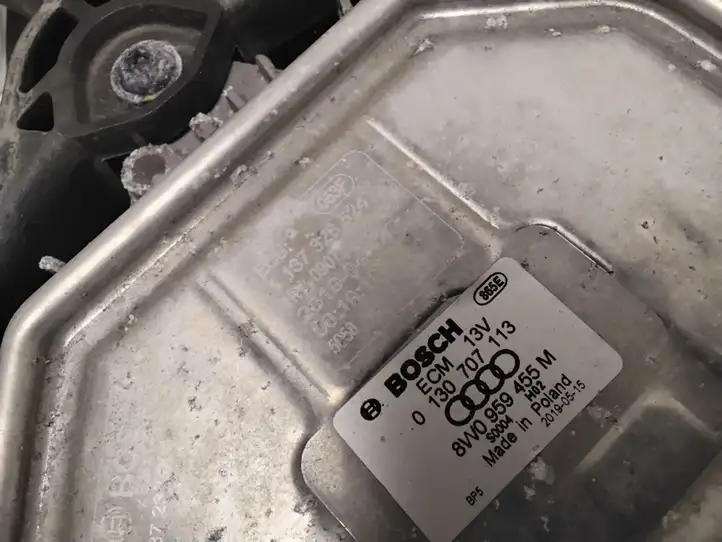 Audi A4 S4 B9 (2015 - 2019) 8W0121003B Дифузор радиатора — фото 3