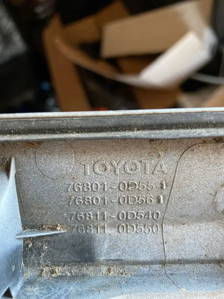 Toyota Yaris (2014 - 2019) 768010D540 Подсветка номера — фото 2