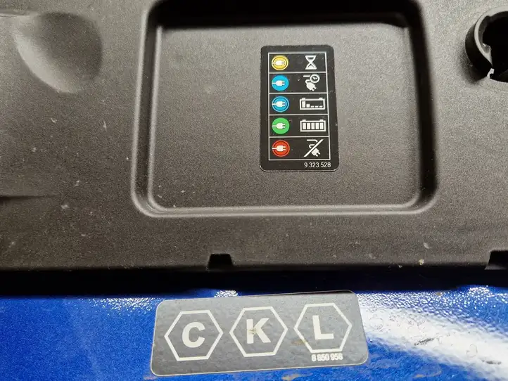 BMW i4 (2021 - ) 9323528 Крышка зарядного разъема — фото 8