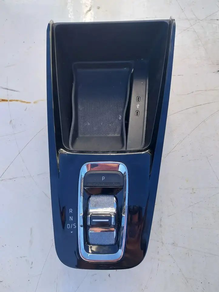 Skoda Octavia Mk4 (2019 - ) Кулиса КПП — фото 1