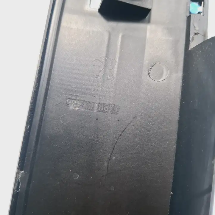Peugeot 5008 II (2020 - ) 9827008877 Облицовка заднего бокового стекла — фото 3