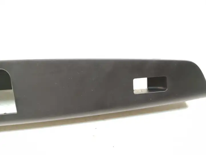 Kia Ceed (2010 - 2012) 823611H500 Накладка кнопки стеклоподъемника — фото 2
