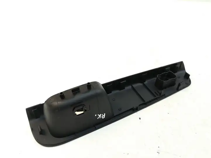 Kia Ceed (2010 - 2012) 823611H500 Накладка кнопки стеклоподъемника — фото 3