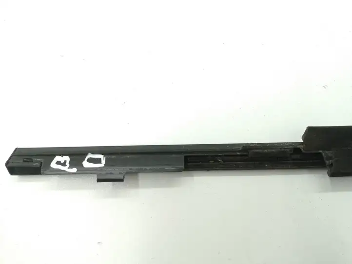 Toyota Prius (XW30) (2009 - 2015) Накладка стекла передней двери — фото 9