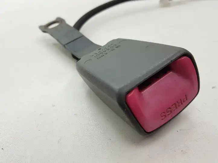 Toyota Prius (XW30) (2009 - 2015) E034501 Замок переднего ремня — фото 7