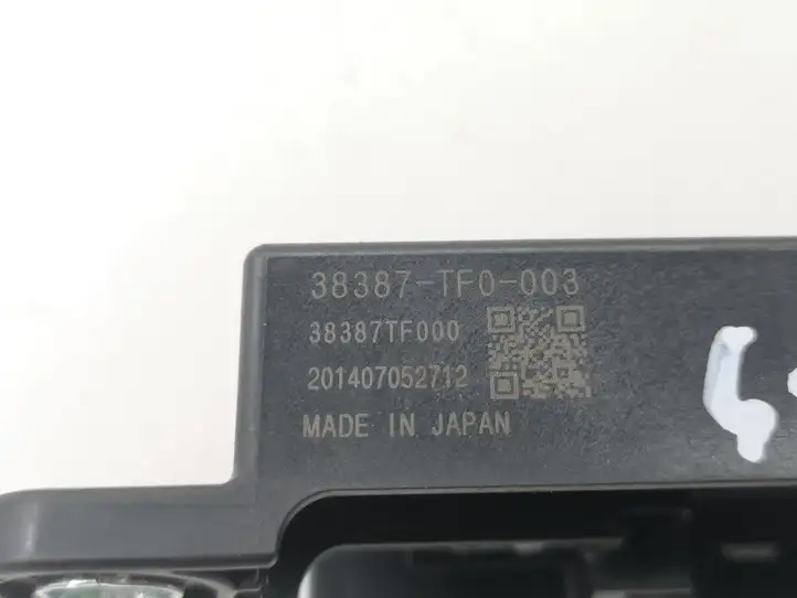 Honda CR-V (2012 - 2016) 38387TF0003 Усилитель антенны — фото 5