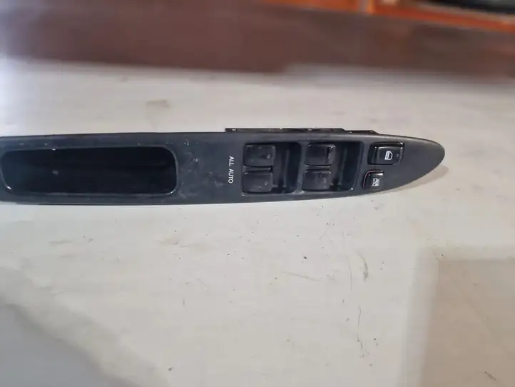 Toyota Avensis Verso (2004 - 2009) Блок кнопок стеклоподъемников — фото 1