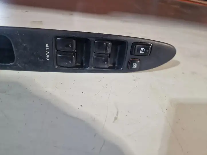 Toyota Avensis Verso (2004 - 2009) Блок кнопок стеклоподъемников — фото 3