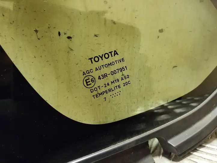 Toyota Auris 150 (2006 - 2012) Треугольное стекло кузова — фото 3