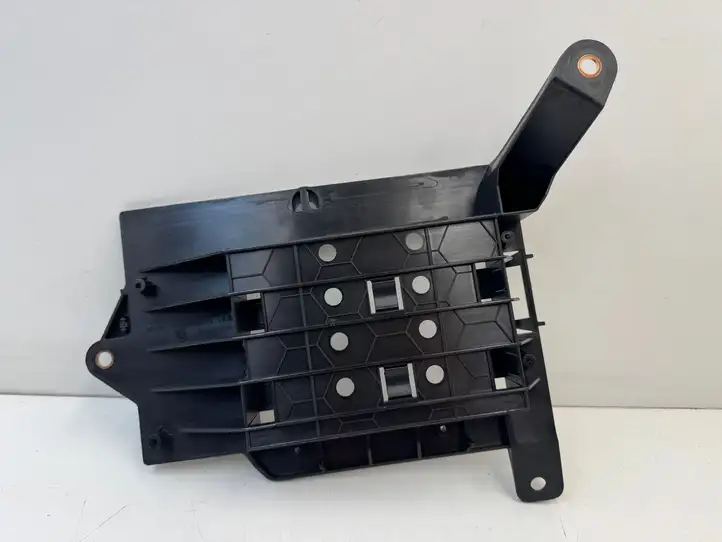 Porsche Macan (95B) (2019 - ) 95B035251A Кронштейн усилителя звука — фото 3