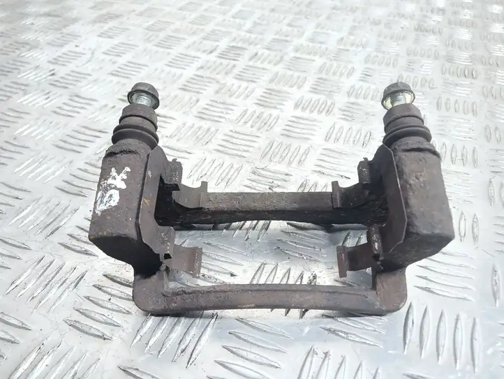 Chevrolet Captiva (2006 - 2011) Скоба заднего тормозного суппорта — фото 2