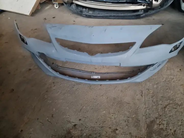 Opel Astra (2009 - 2012)  13367546 Передний бампер