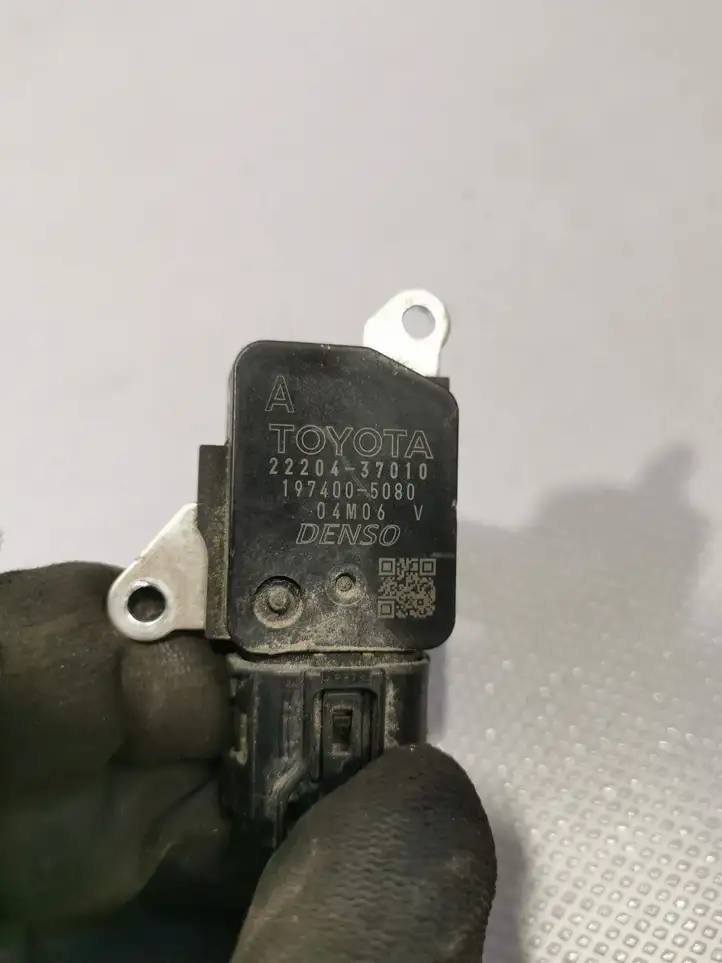 Toyota Yaris (2009 - 2012) 2220437010 Датчик массового расхода воздуха — фото 2