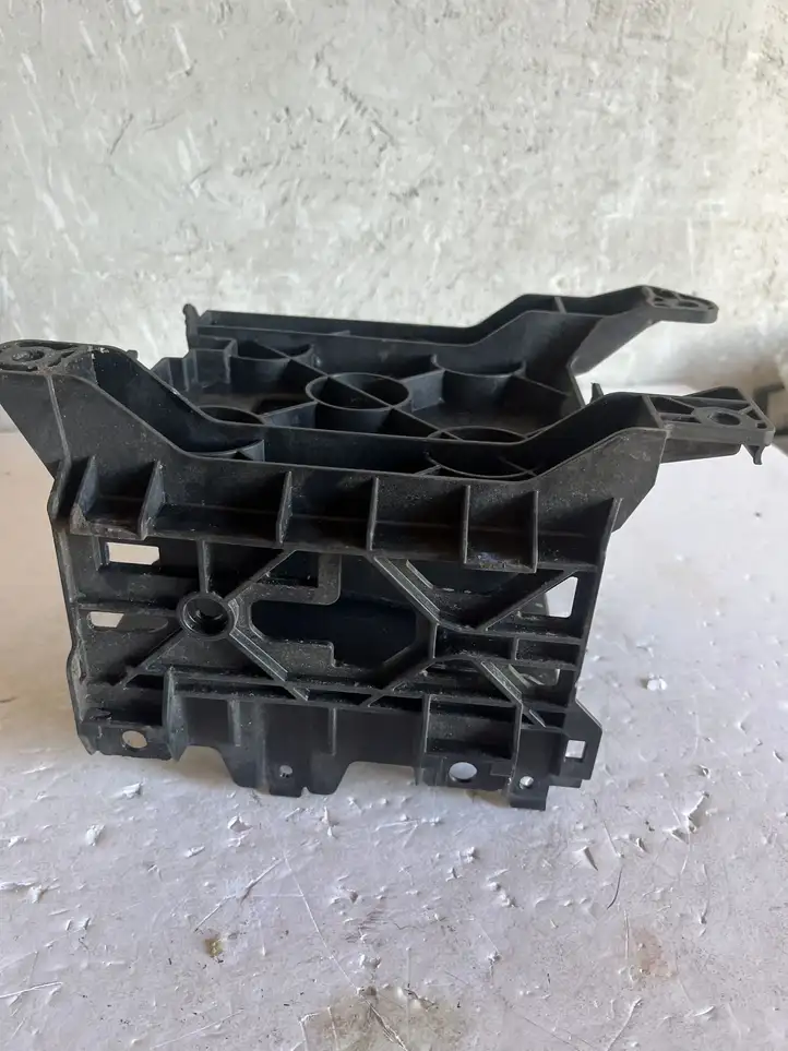 Audi A5 8T 8F (2007 - 2011) 8T0907368A Кронштейн усилителя звука — фото 2
