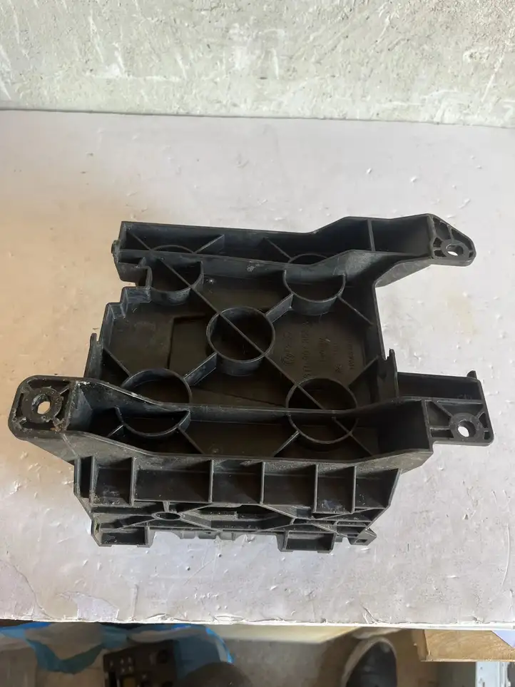 Audi A5 8T 8F (2007 - 2011) 8T0907368A Кронштейн усилителя звука — фото 5
