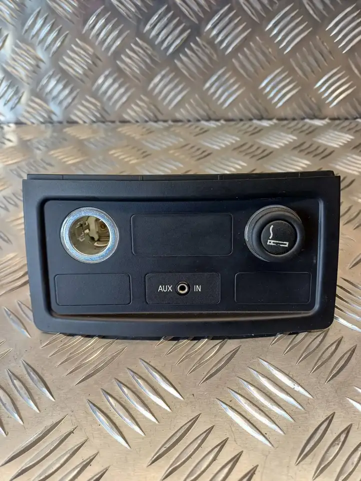 BMW 5 E60 E61 (2004 - 2010) 319950000 Накладка заднего прикуривателя — фото 1