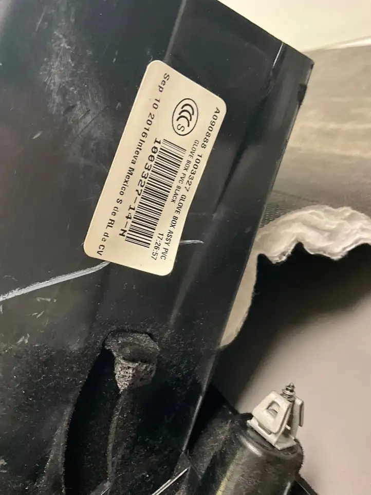 Tesla Model 3 (2017 - 2023) A090888 Рамка бардачка — фото 6