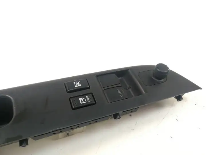 Suzuki Swift (2004 - 2010) 8376162J1 Кнопка стеклоподъемников — фото 2