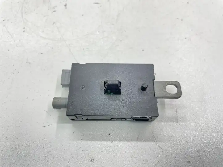 Ford Focus (2011 - 2015) 7CP118C847CA Усилитель антенны — фото 3